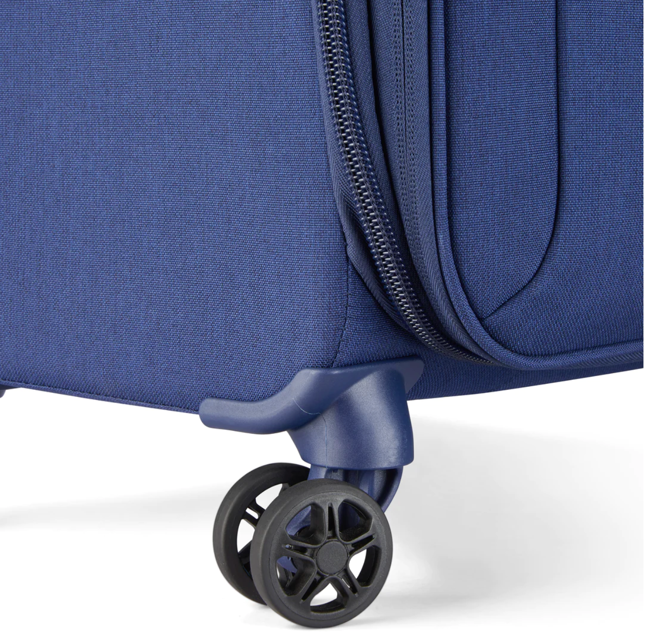 Valise Delsey Brochant 2.0 Taille Medium 67 cm extensible bleu vue des roues